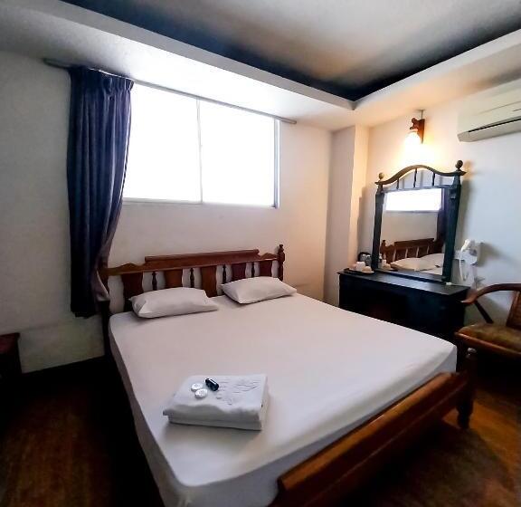 스위트, Hotel Holiday Park