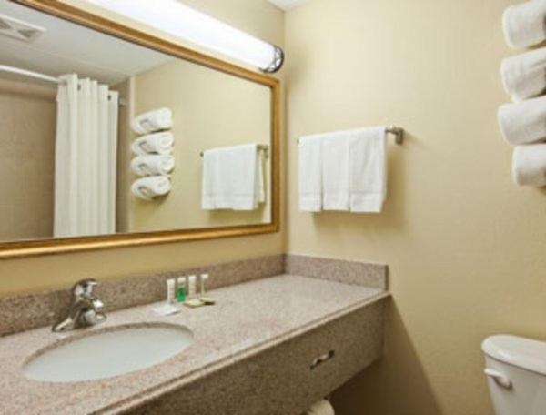 חדר סטנדרט עם מיטת קינג, Super 8 By Wyndham Monticello