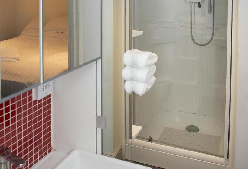 غرفة قياسية ثلاثية, The Queens Head