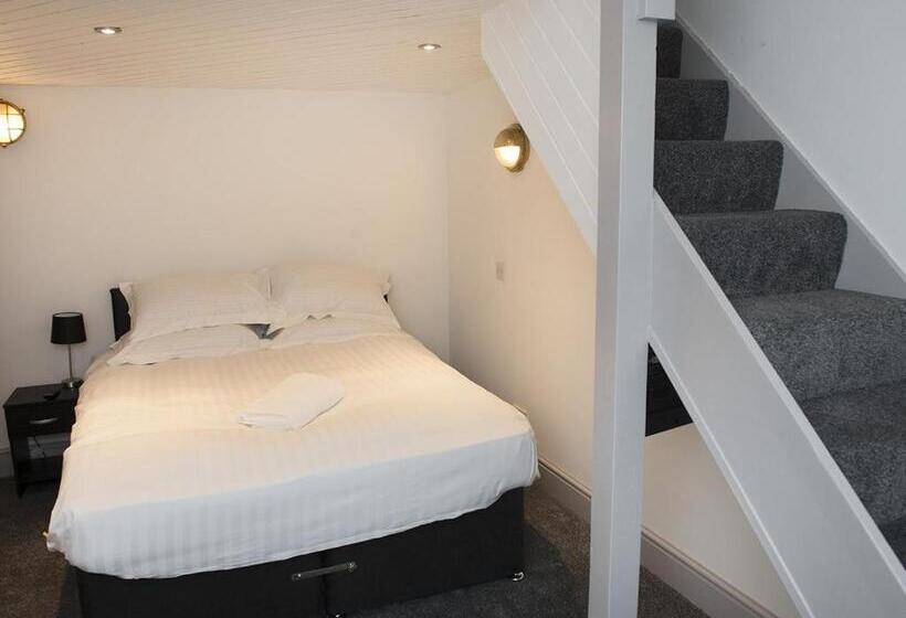 غرفة قياسية ثلاثية, The Queens Head