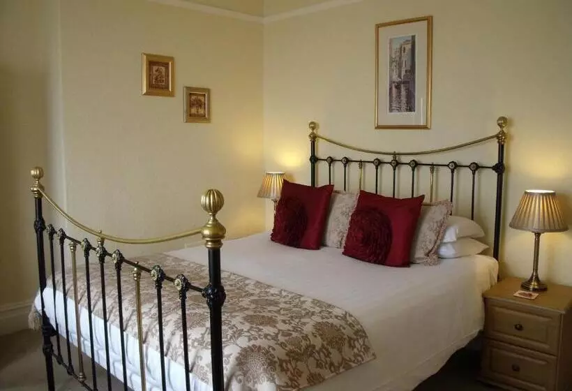 اتاق سوپریور با چشم‌انداز دریا, Britannia Guest House