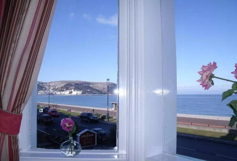 اتاق سوپریور با چشم‌انداز دریا, Britannia Guest House