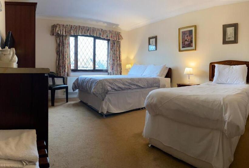 חדר משפחתי, Cotswold House