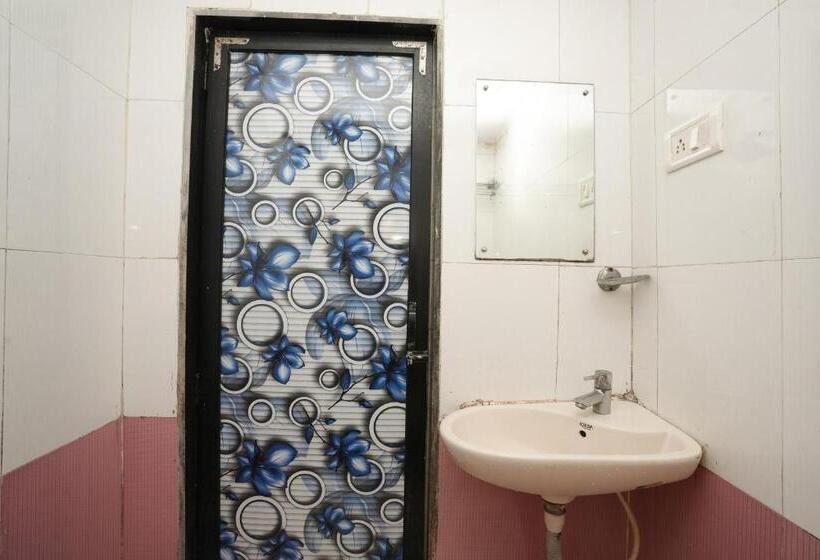 חדר משפחתי דלוקס, Om Residency