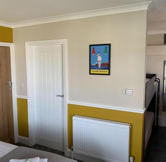 חדר משפחתי, The Headlands