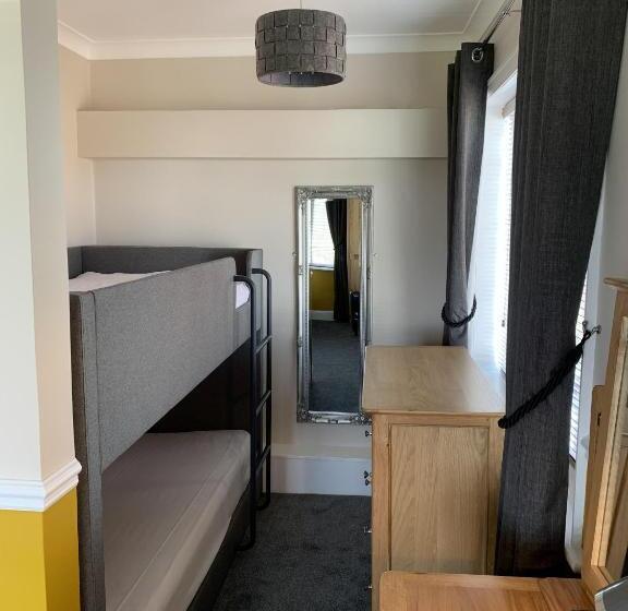 חדר משפחתי, The Headlands