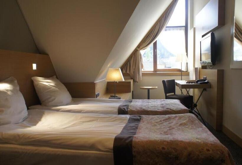 اتاق اکونومی, Grand Nosalowy Dwor