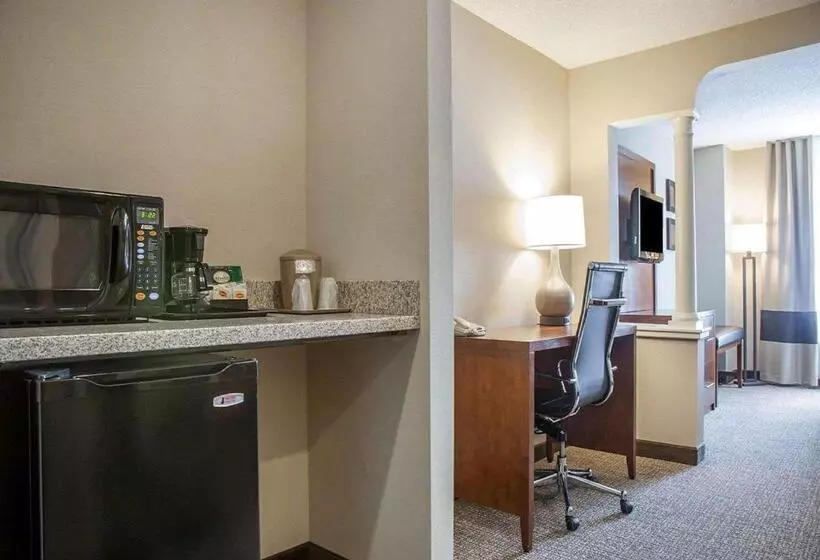 キングサイズベッドのスイートルーム, Comfort Suites West Warwick  Providence