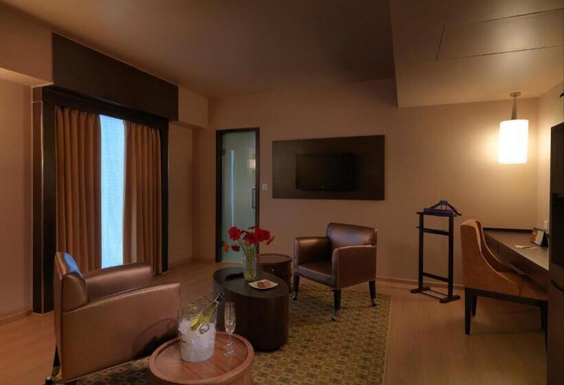 غرفة ديلوكس, The Quorum