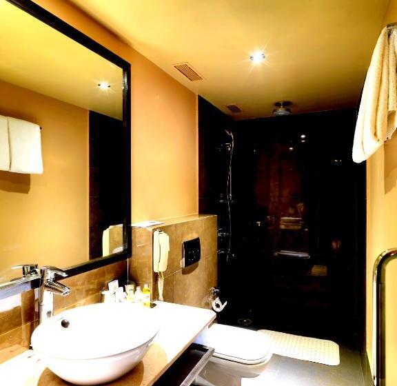 جناح ديلوكس, The Quorum