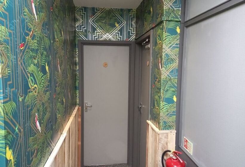 اتاق استاندارد با چشم‌انداز دریا, Vinnie S Family