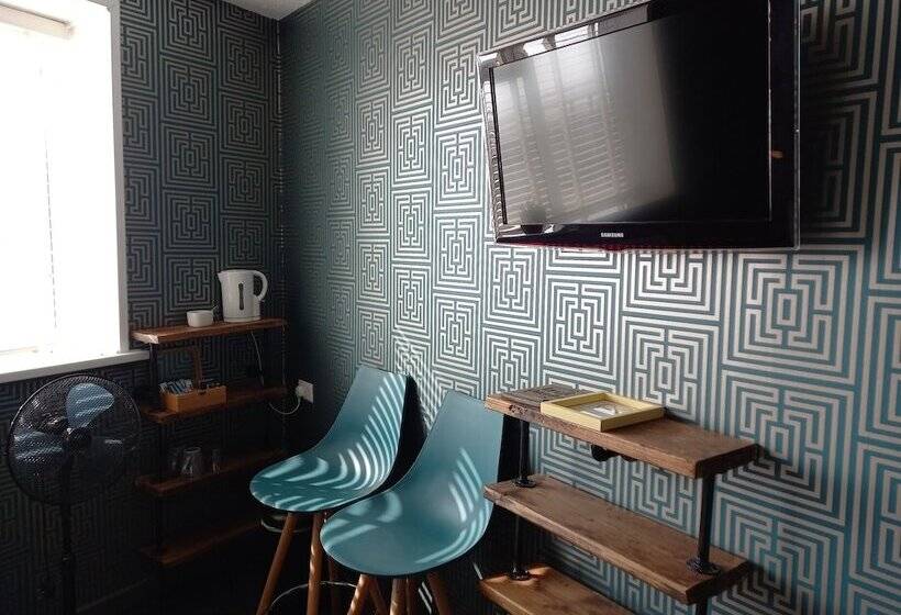 اتاق استاندارد با چشم‌انداز دریا, Vinnie S Family