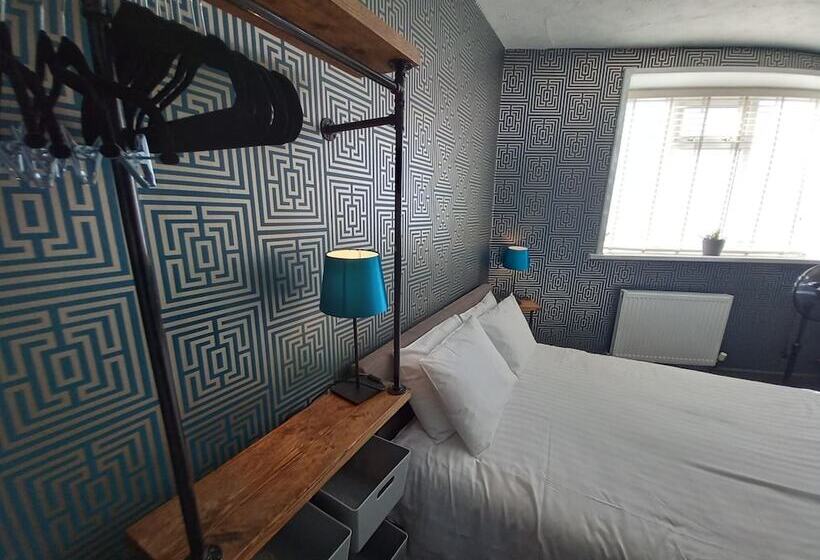 اتاق استاندارد با چشم‌انداز دریا, Vinnie S Family