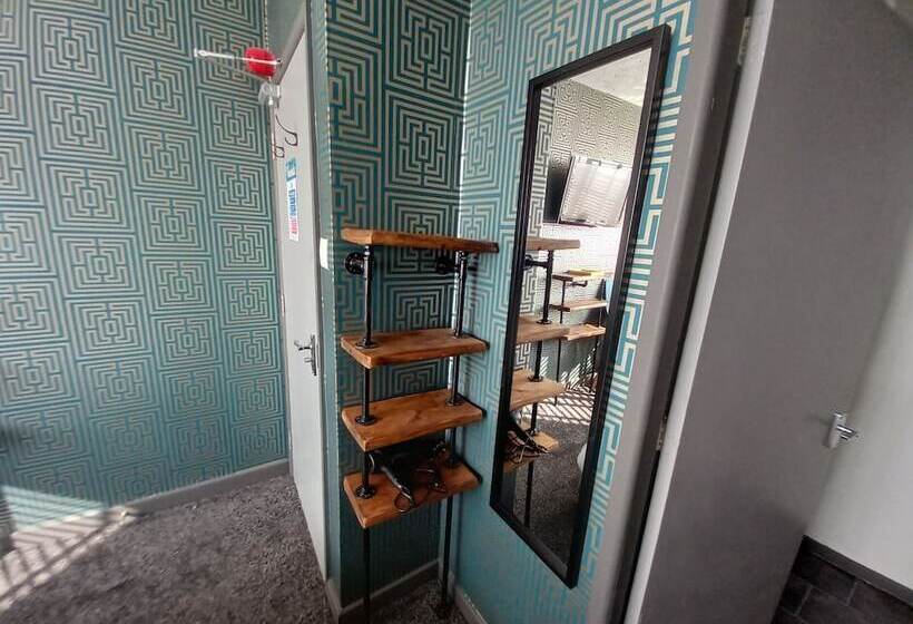 اتاق استاندارد با چشم‌انداز دریا, Vinnie S Family