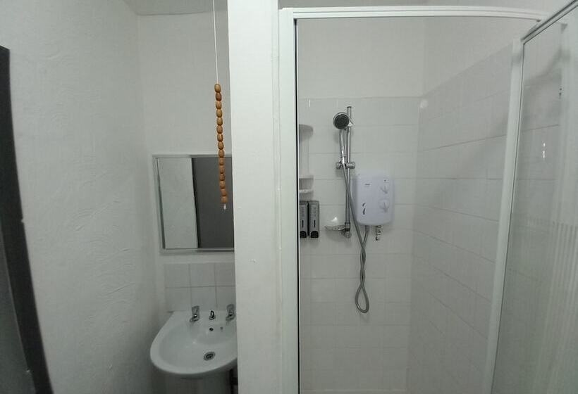 اتاق استاندارد با چشم‌انداز دریا, Vinnie S Family