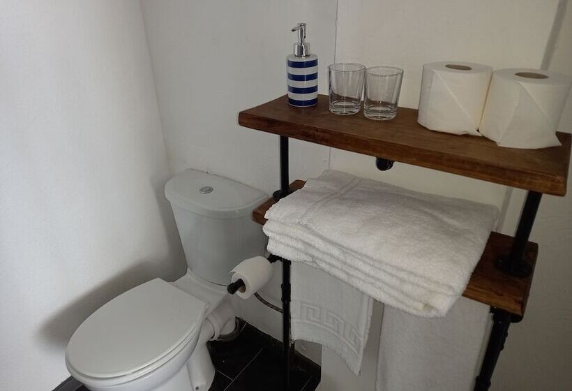 اتاق استاندارد با چشم‌انداز دریا, Vinnie S Family