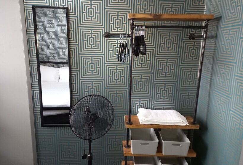 اتاق استاندارد, Vinnie S Family