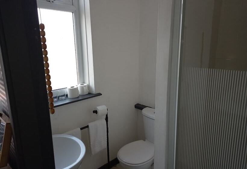 اتاق استاندارد, Vinnie S Family