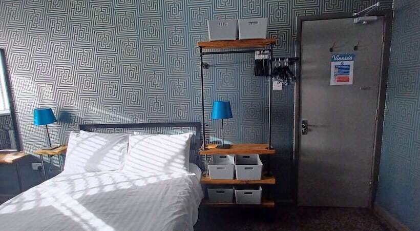 اتاق استاندارد با چشم‌انداز دریا, Vinnie S Family