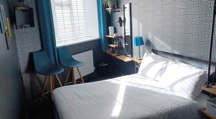 اتاق استاندارد با چشم‌انداز دریا, Vinnie S Family