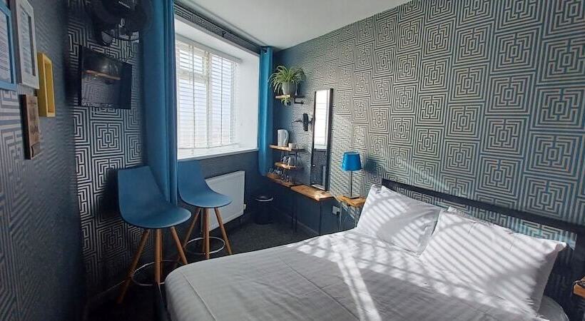 اتاق استاندارد با چشم‌انداز دریا, Vinnie S Family