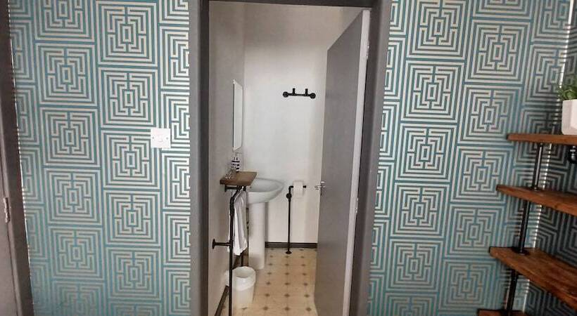 اتاق استاندارد با چشم‌انداز دریا, Vinnie S Family