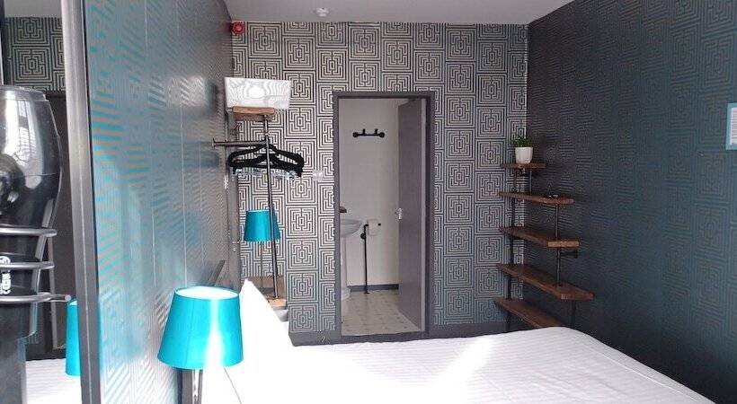 اتاق استاندارد با چشم‌انداز دریا, Vinnie S Family