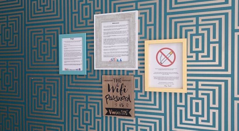 اتاق استاندارد با چشم‌انداز دریا, Vinnie S Family