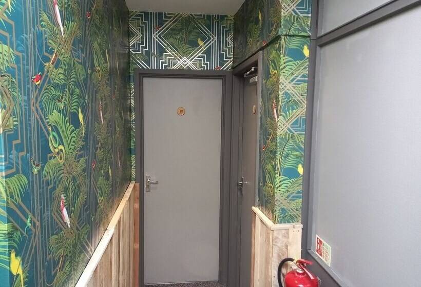 اتاق استاندارد با چشم‌انداز دریا, Vinnie S Family