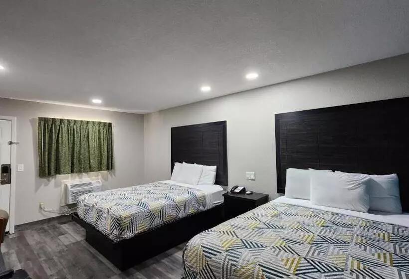 Standard Neljän Hengen Huone, Scottish Inn & Suites