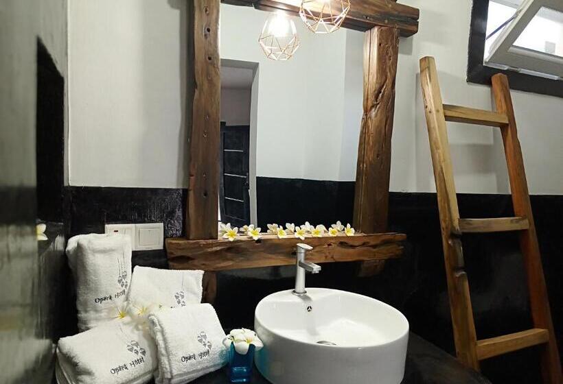 デラックスルーム, Opera