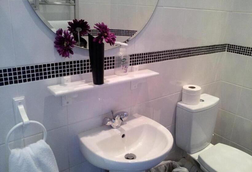 Standardrum, M And J Guest House