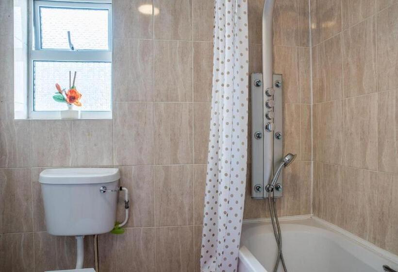 Standardrum Delat Badrum, M And J Guest House