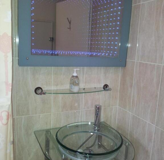 Standardrum Delat Badrum, M And J Guest House