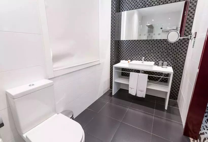اتاق استاندارد سه نفره, Petit Palace Lealtad Plaza