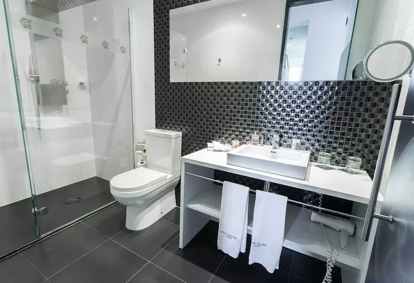 اتاق استاندارد سه نفره, Petit Palace Lealtad Plaza
