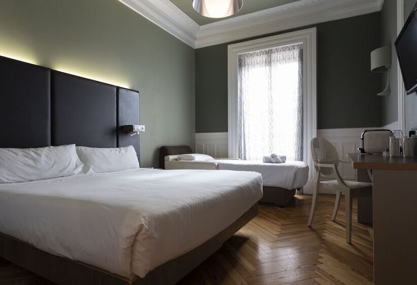 Номер Стандарт Трехместный, Petit Palace Lealtad Plaza