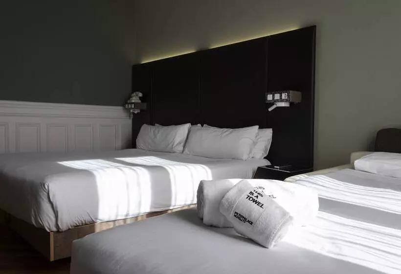 اتاق استاندارد سه نفره, Petit Palace Lealtad Plaza