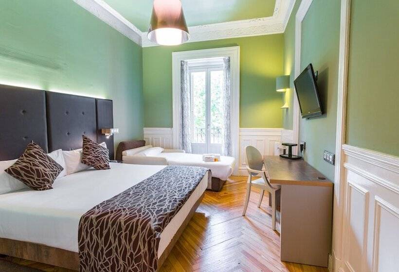 Номер Стандарт Трехместный, Petit Palace Lealtad Plaza