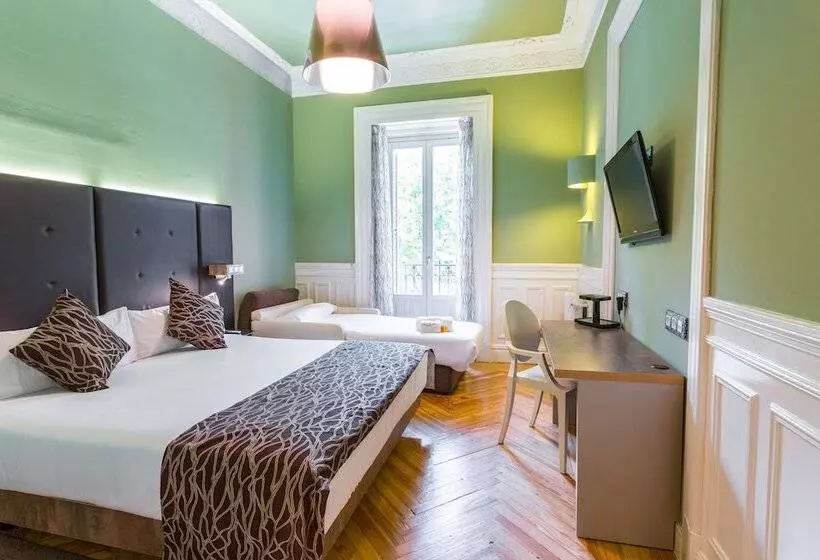 اتاق استاندارد سه نفره, Petit Palace Lealtad Plaza