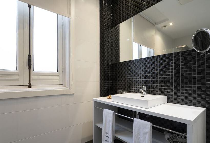 Семейный Номер, Petit Palace Lealtad Plaza