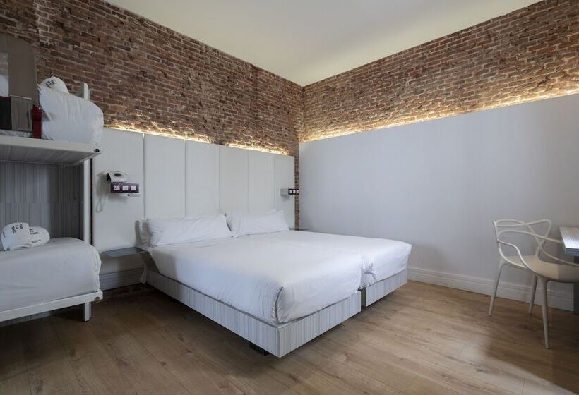 Семейный Номер, Petit Palace Lealtad Plaza