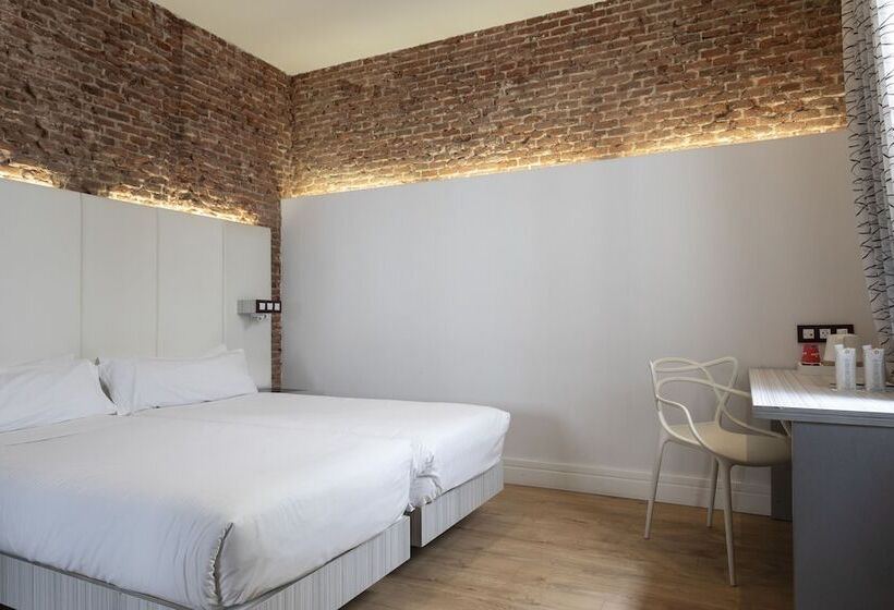 Семейный Номер, Petit Palace Lealtad Plaza