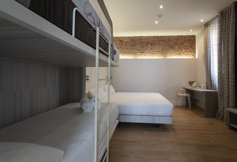 Семейный Номер, Petit Palace Lealtad Plaza