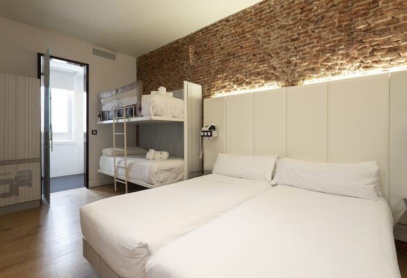 Семейный Номер, Petit Palace Lealtad Plaza