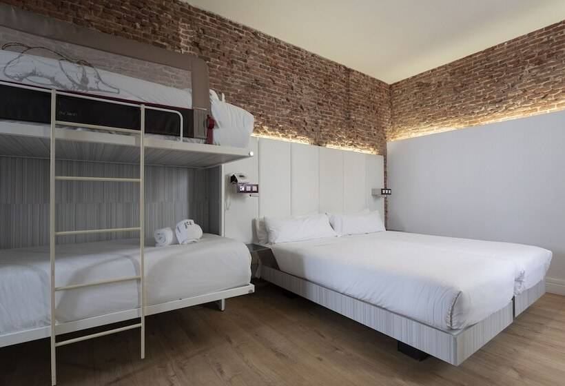 Семейный Номер, Petit Palace Lealtad Plaza