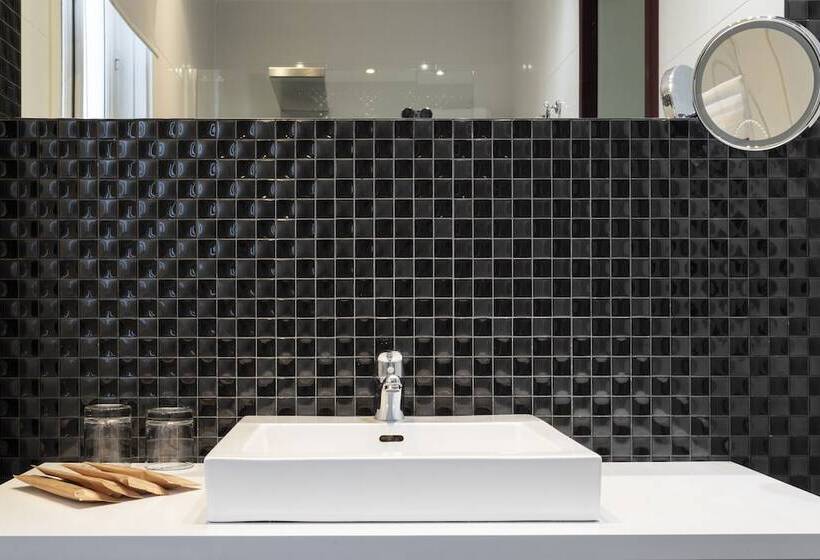 Семейный Номер, Petit Palace Lealtad Plaza