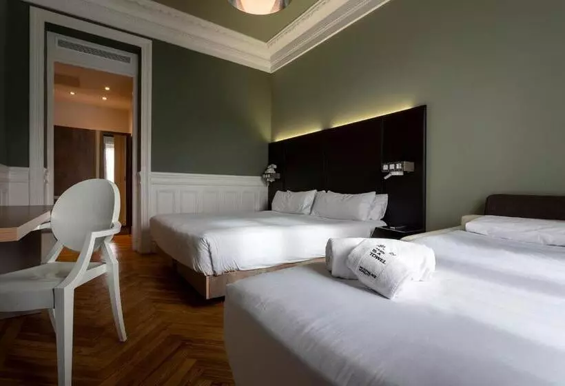 اتاق استاندارد سه نفره, Petit Palace Lealtad Plaza