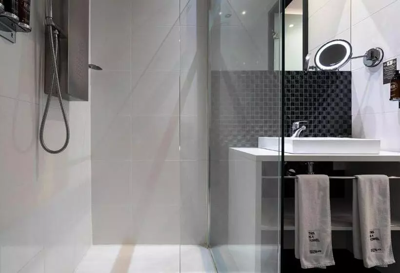 اتاق استاندارد سه نفره, Petit Palace Lealtad Plaza