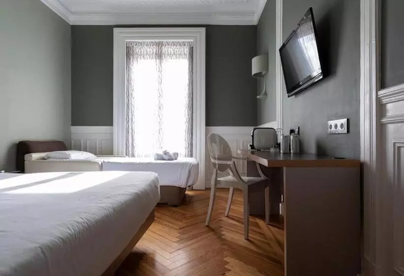 اتاق استاندارد سه نفره, Petit Palace Lealtad Plaza
